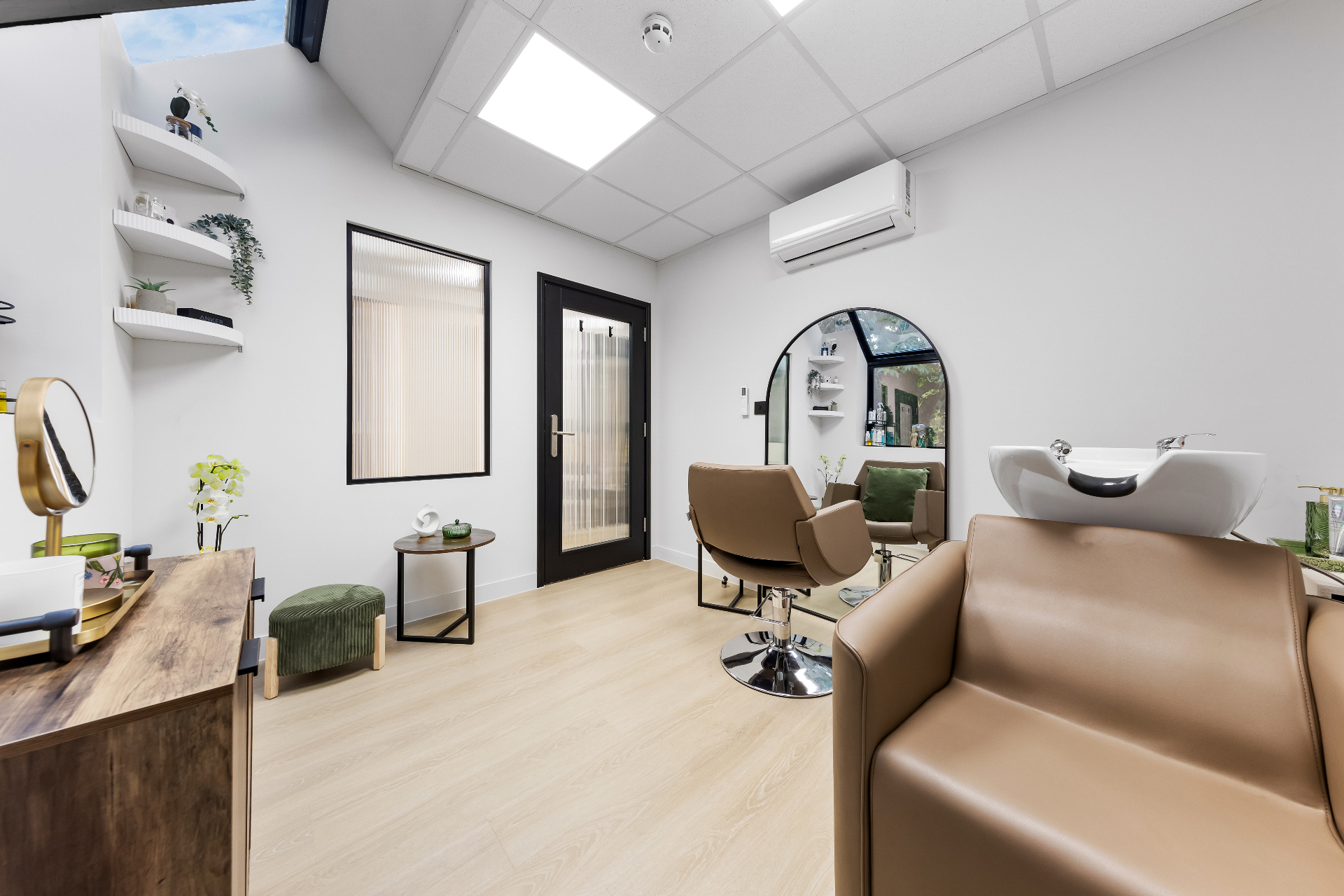 Beauty Rooms to Rent London — 8 Locations | WOW Beauty